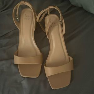 Women’s Two Strap Heeled Sandal Wide Width Size 9